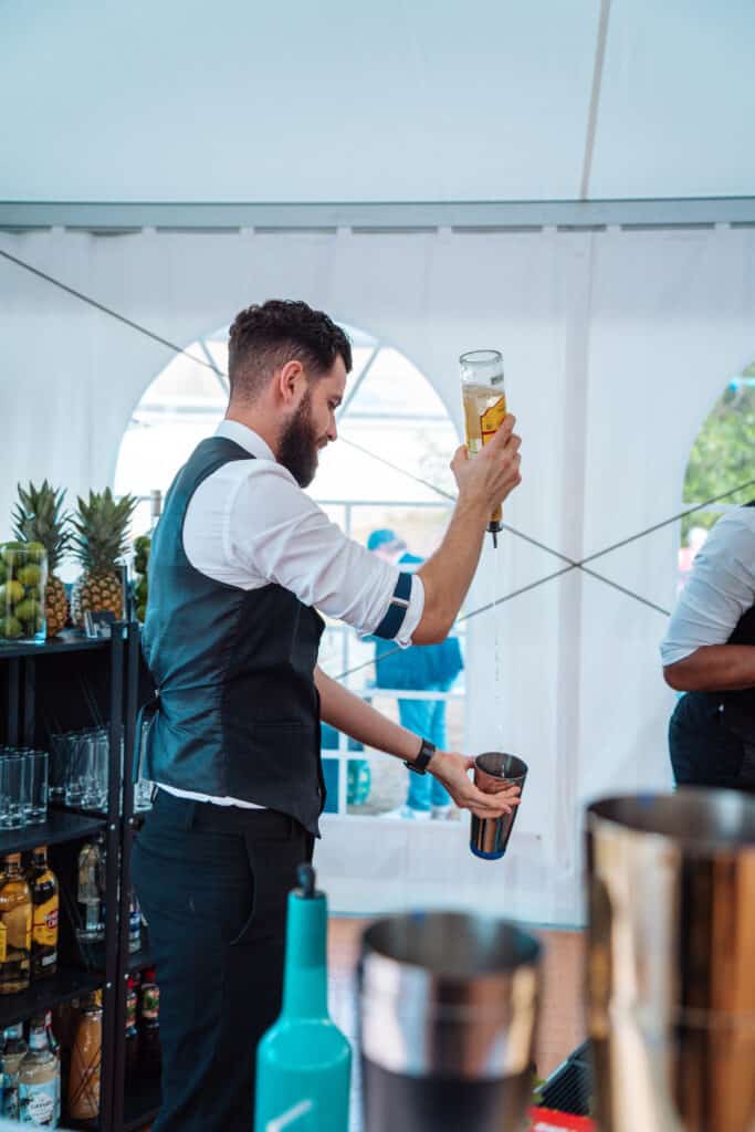 Barman faisant un cocktail pour un mariage