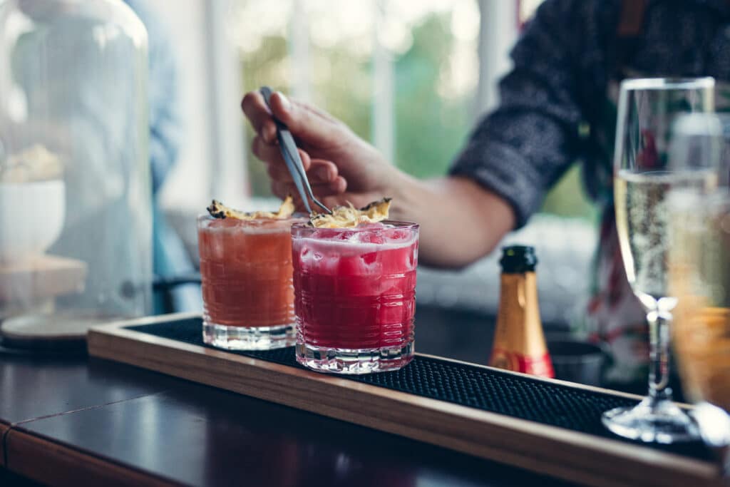 barman qui fait des cocktails à paris pour un mariage