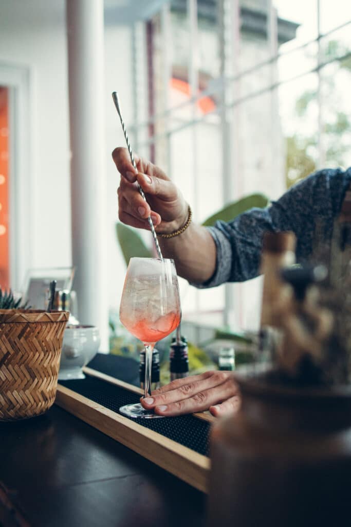 Barman qui fait des cocktails en ile de france