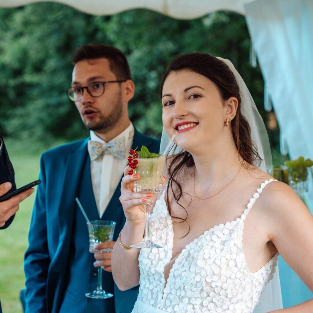 Marié avec un cocktail à son mariage