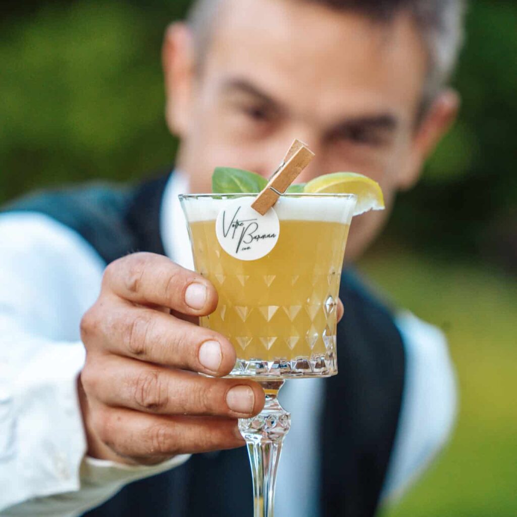 Barman qui prépare des cocktails à Orleans